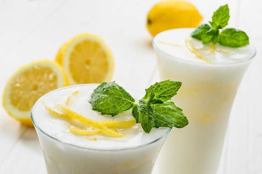 Postre cremoso de limón y miel en frasquito