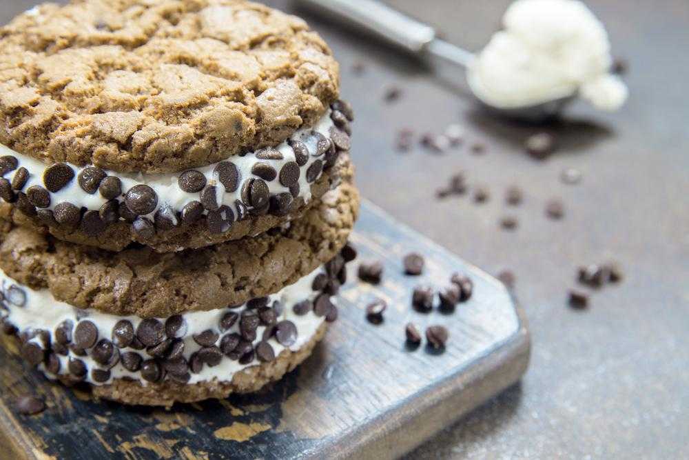Alfajores de maicena rellenos de helado