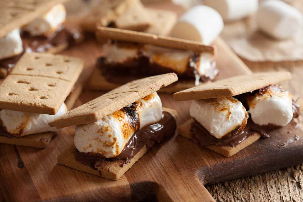 Sándwiches de malvaviscos, chocolate y galletitas
